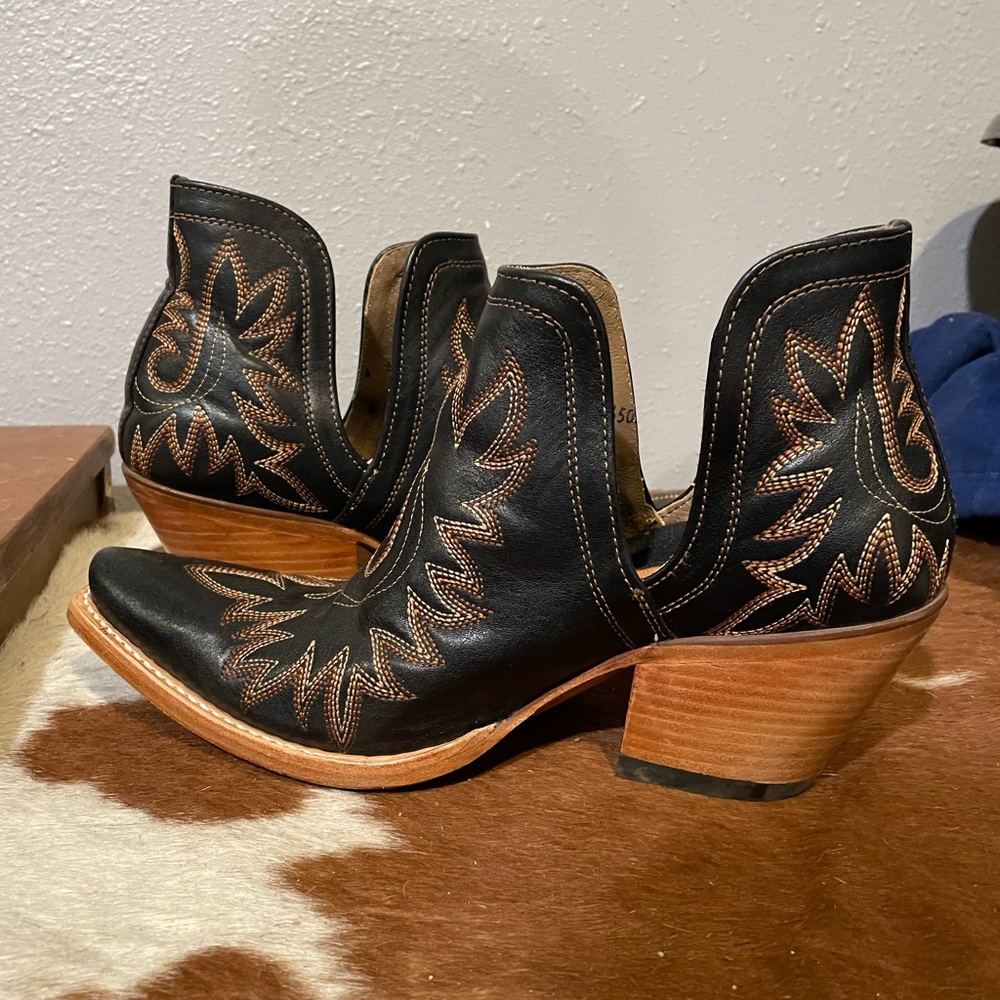 Ariat Dixon